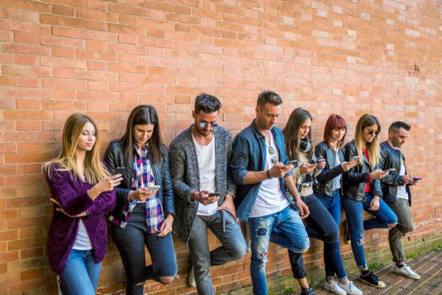 kids on cellphone